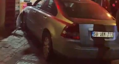 Fren yerine gaza basınca otomobil dükkana girdi