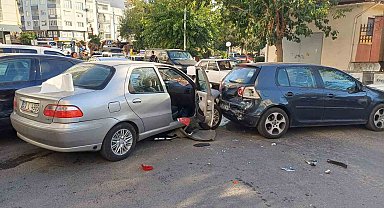 Freni tutmayan otomobil park halindeki araçlara çarptı: 1 yaralı