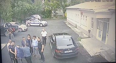 Gazeteciyi darbeden koruma polisine ceza