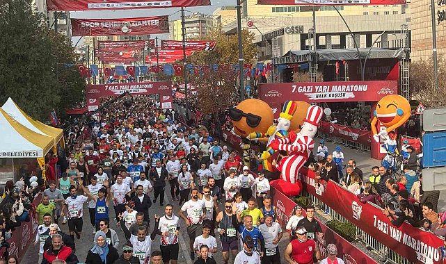 Gaziantep'te 7. Gazi Yarı Maratonu bin 498 sporcunun katılımıyla başladı