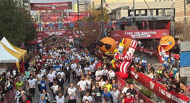 Gaziantep'te 7. Gazi Yarı Maratonu bin 498 sporcunun katılımıyla başladı