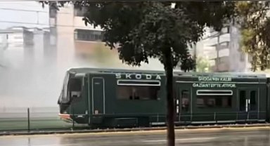 Gaziantep'te faciadan dönüldü: Yüzlerce yolcunun olduğu tramvaya yıldırım isabet etti