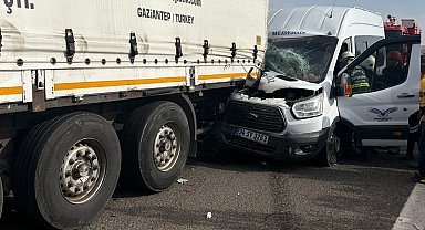 Gaziantep'te minibüs tıra arkadan çarptı: 5 yaralı