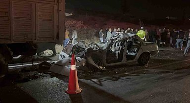 Gaziantep'te otomobil kamyona arkadan çarptı: 3 ölü