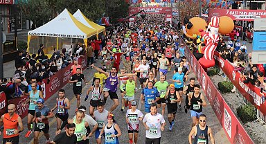 Gaziantep'te 'Gazi Yarı Maratonu' rekor katılımla koşuldu
