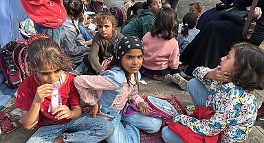 Gazze'de çocuklar enkaza dönen okullarda ders başı yaptı