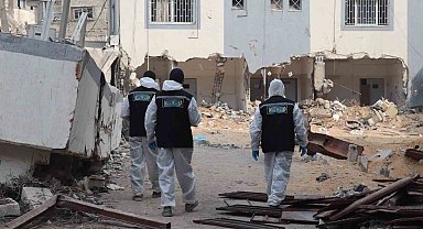 Gazze'de toplu şekilde defnedilen cenazeler kimlik tespiti için mezarlardan çıkarılmaya devam ediyor