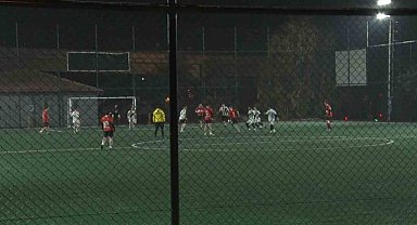 Geç saatlere kadar açık olan halı sahadaki aşırı gürültü mahalle halkının kabusu oldu