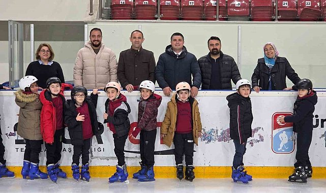 Geleceğin buz hokeycileri ilk adımlarını attı