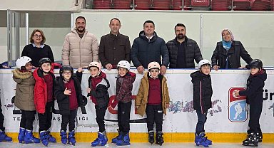 Geleceğin buz hokeycileri ilk adımlarını attı