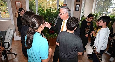 Geleceğin müzisyenlerinden Başkan Topaloğlu'na Öğretmenler Günü sürprizi