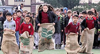 Geleneksel Oyunlar Tırı Manisa'da çocuklarla buluştu