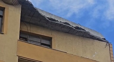 Gelibolu'da 5 katlı binanın çatısının bir kısmı çöktü