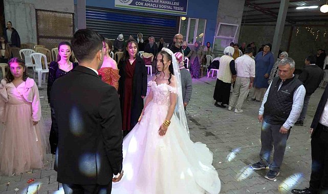 Gelin damat düğünü yarıda kesip Ata'sını andı