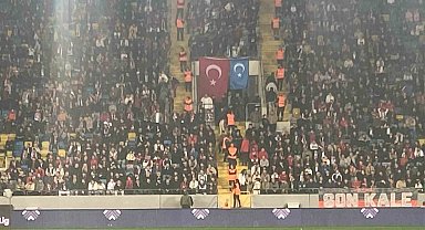 Gençlerbirliği taraftarları tribüne Doğu Türkistan bayrağı astı