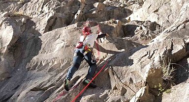 Gençlerden zorlu tırmanış eğitimi