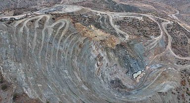 Göçük altında kalan işçiyi arama kurtarma çalışmaları 3'üncü gününde devam ediyor