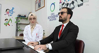 Görmeyen gözlerle değil, hisseden kalple çalıyor