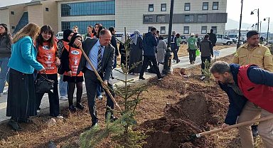 GSİM spor kampüslerine meyve ağacı dikti
