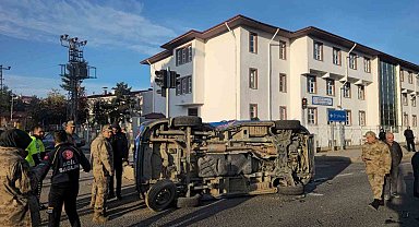 Gümüşhane'de belediye makam aracı ile jandarma minibüsü çarpıştı: 2 asker yaralandı