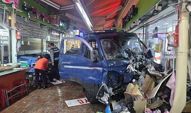 Güney Kore'de araç pazara daldı: 2 ölü, 18 yaralı