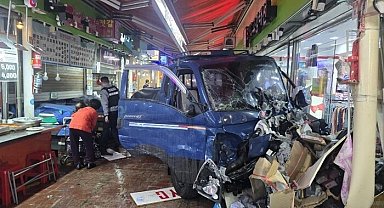Güney Kore'de araç pazara daldı: 2 ölü, 18 yaralı