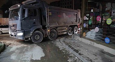 Hafriyat kamyonunun patlayan lastiği iş yerinin camlarını kırdı