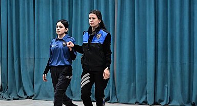 Hakkari polisinden kadın şiddetine karşı tiyatro ve sergi