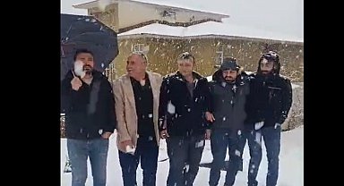 Hakkari'de halaylı kar yağışı kutlaması