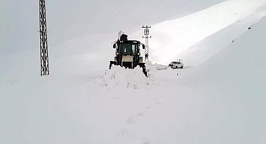 Hakkari'de kardan kapanan 9 köy ve 21 mezra yolu ulaşıma açıldı