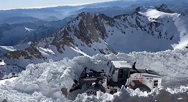 Hakkari'de karla mücadele çalışmaları aralıksız sürüyor