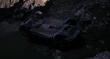 Hakkari'de otomobil dereye uçtu: 2 yaralı