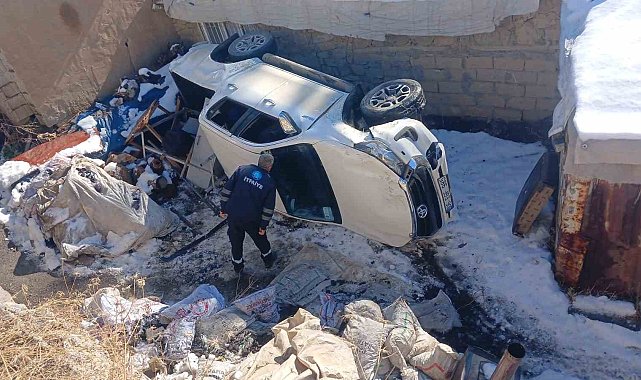 Hakkari'de VEDAŞ personelini taşıyan kamyonet şarampole yuvarlandı