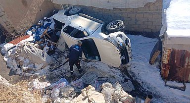 Hakkari'de VEDAŞ personelini taşıyan kamyonet şarampole yuvarlandı