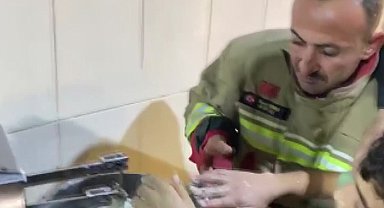 Hamur karıştırma makinesine elini sıkıştıran çocuğu itfaiye kurtardı