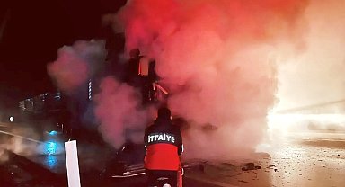 Hareket halindeki tır alev topuna döndü