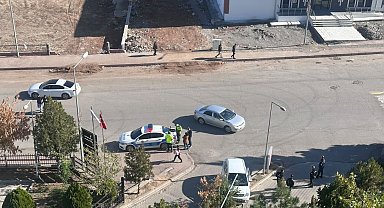 Hastane bahçesine girmek isteyen sürücü refüje çıktı