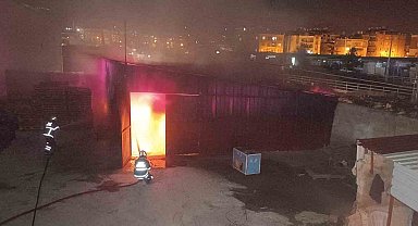 Hatay'da depo alevlere teslim oldu