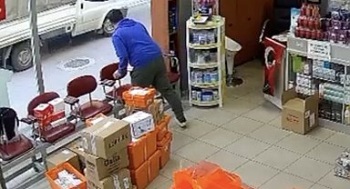 Hava almak için dışarı çıkan eczacının üzerine atladı: "Çıplak sandım"