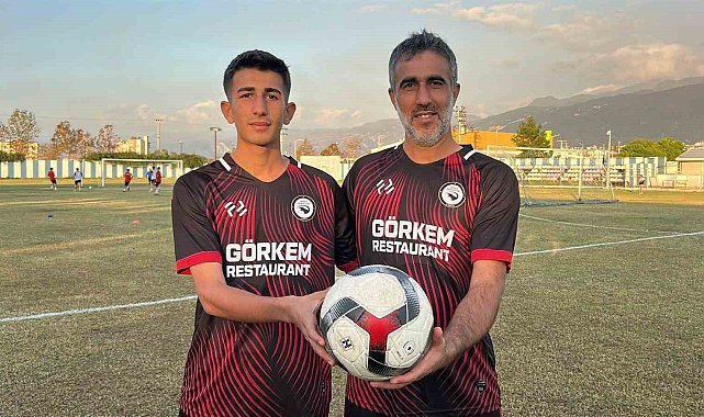 Hayalini gerçekleştiren 42 yaşındaki baba, 16 yaşındaki oğluyla birlikte meşin yuvarlağında peşinde koşuyor