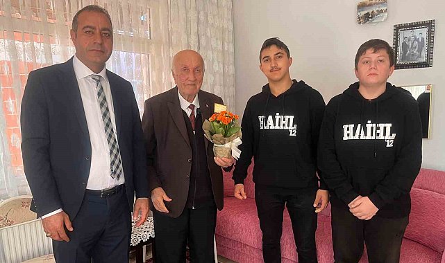 Hayrabolu'da öğrencilerin ziyareti emekli öğretmeni duygulandırdı
