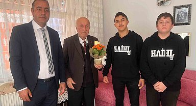 Hayrabolu'da öğrencilerin ziyareti emekli öğretmeni duygulandırdı