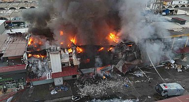 Hırdavat dükkanında çıkan yangını söndürme çalışmaları devam ediyor: Yangın, havadan görüntülendi