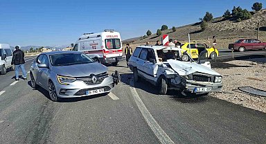 Hisarcık'ta iki otomobil çarpıştı, 1 yaralı