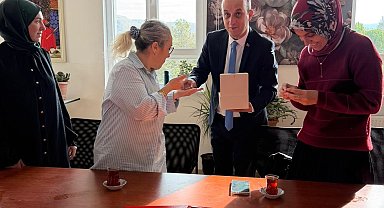 Hisarcık'ta öğretmenlere Türk bayrağı rozeti hediye edildi