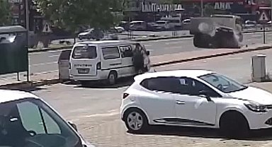 Hızla giden otomobil, kamyonun arkasına böyle girdi