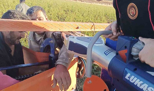 Hortum sarma makinesine kolu sıkışan işçi kurtarıldı
