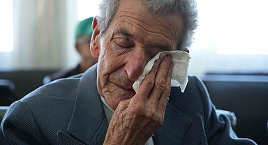 Huzurevinde öğrencilerden emekli öğretmenlere gönülleri ısıtan sürpriz: Gözyaşları sel oldu