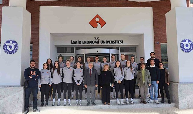 İEÜ, set vermeden şampiyon oldu