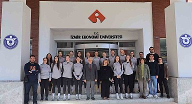 İEÜ, set vermeden şampiyon oldu